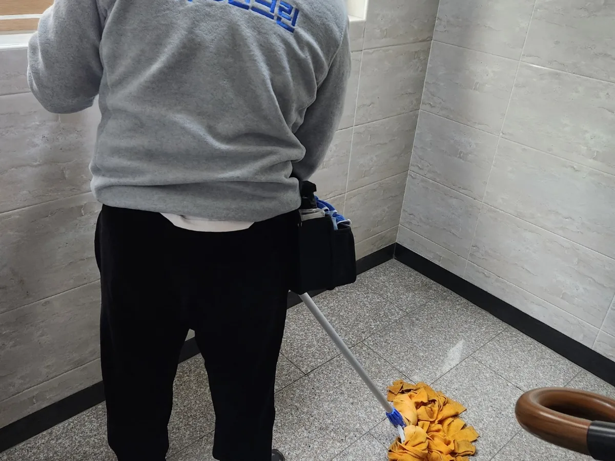 신안군 도초면 건물 복도·대기 동선 야간 위생청소 사례 - 행진크린