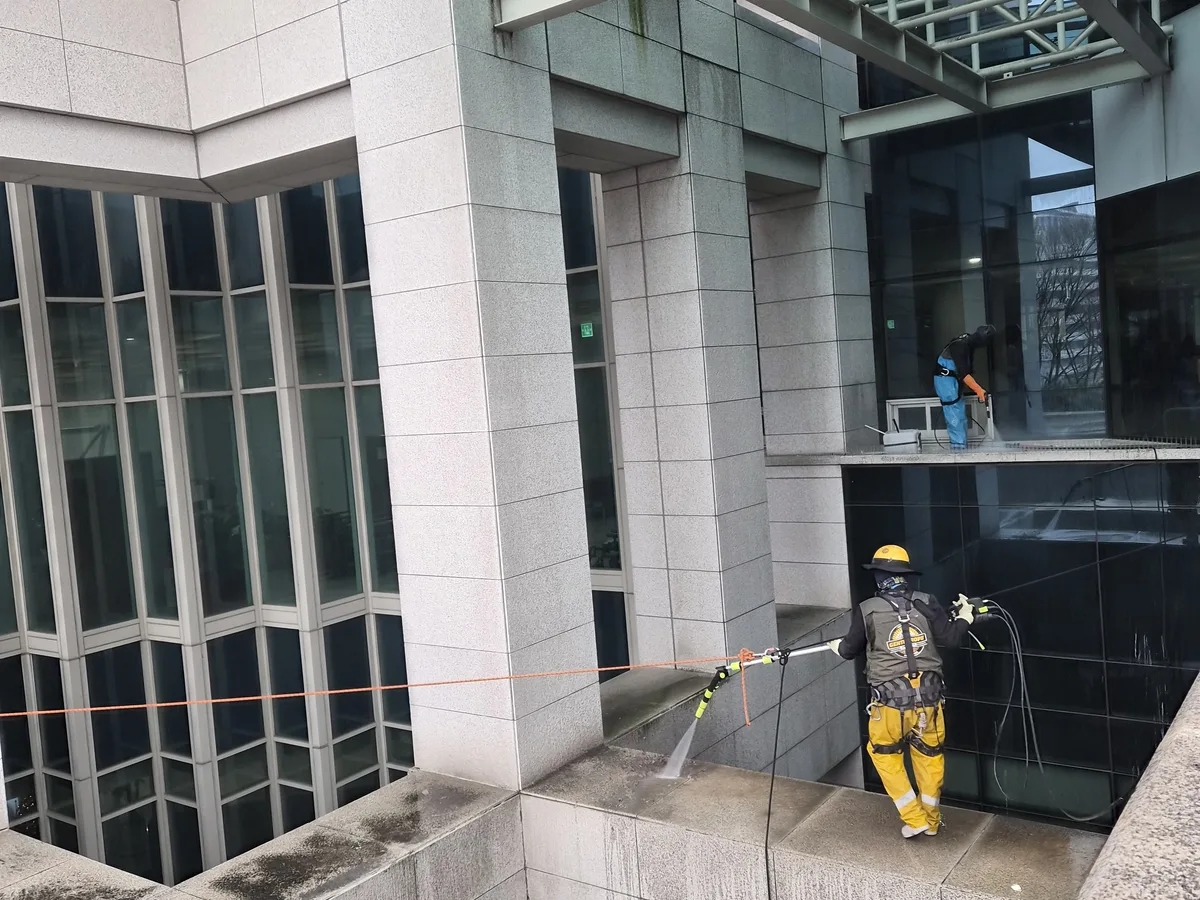 순천시 매곡동 상가건물 옥상 파라펫 장비 주변 정밀 위생청소 사례 - 행진크린