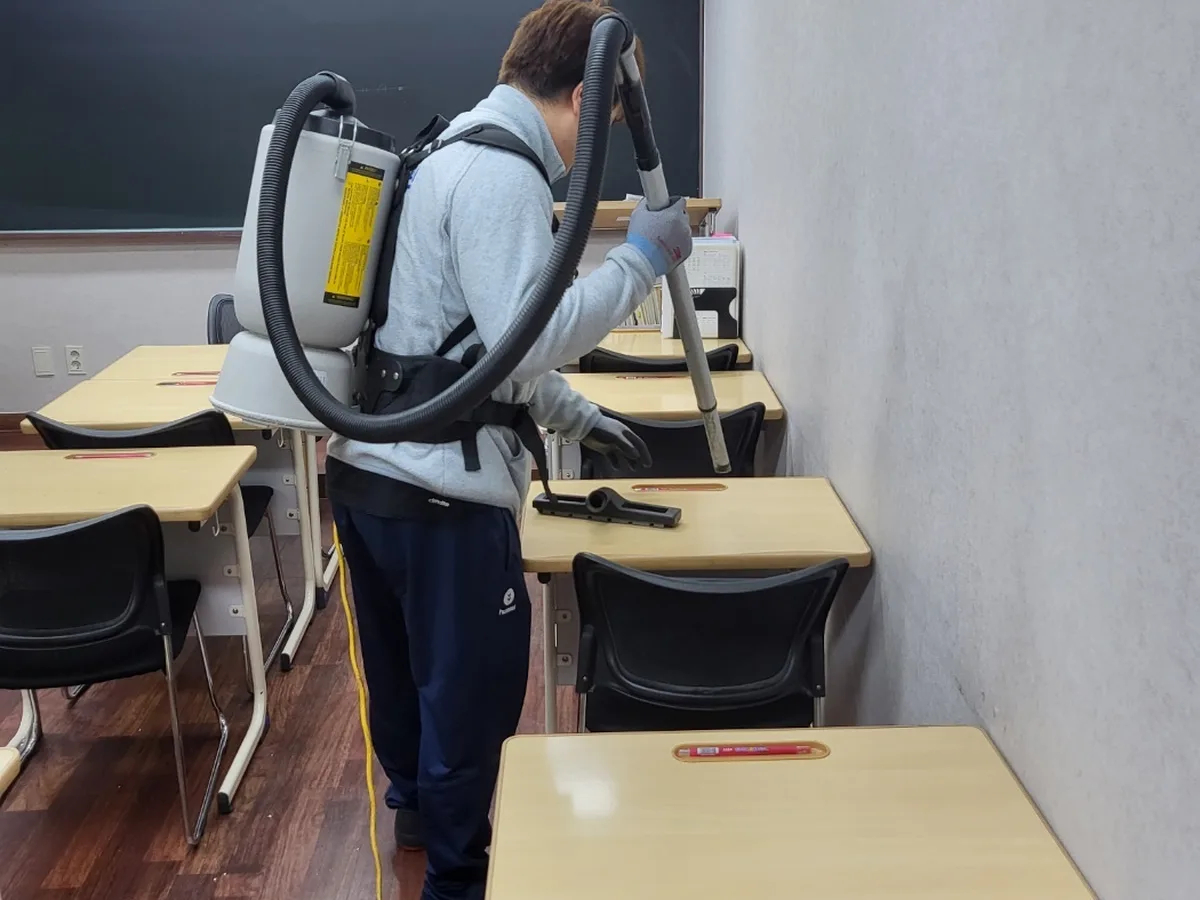 구례군 문척면 학교 현관·중앙홀 바닥 위생청소 사례 - 행진크린